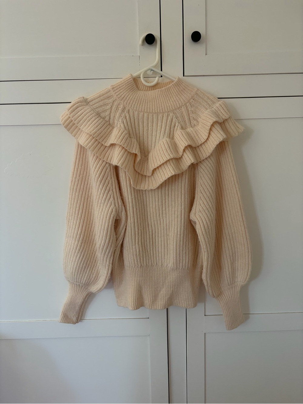 H&M Cream Ruffle Flounced Mock Neck Puff Sleeve Chunky Sweater Size Medium - Picture 2 of 8
